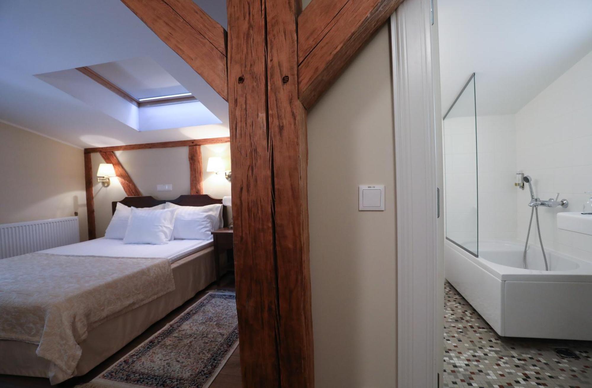 Saka Manor Hotel ภายนอก รูปภาพ